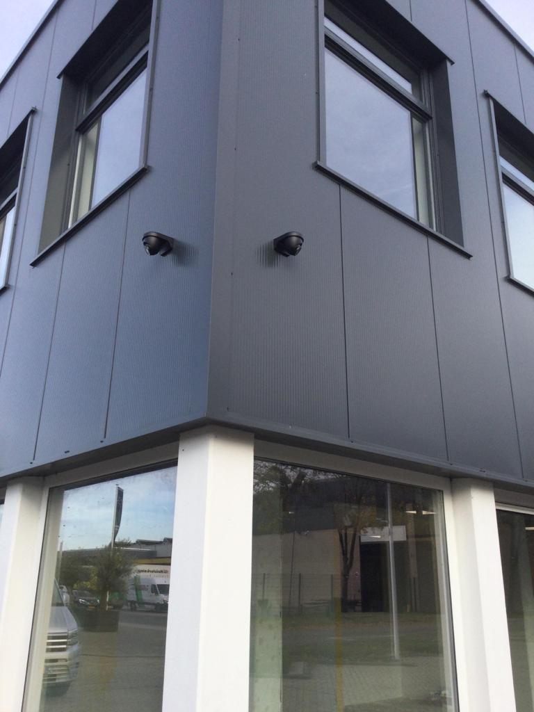 Beveiligingscamera op de hoek van een bedrijfsgebouw.