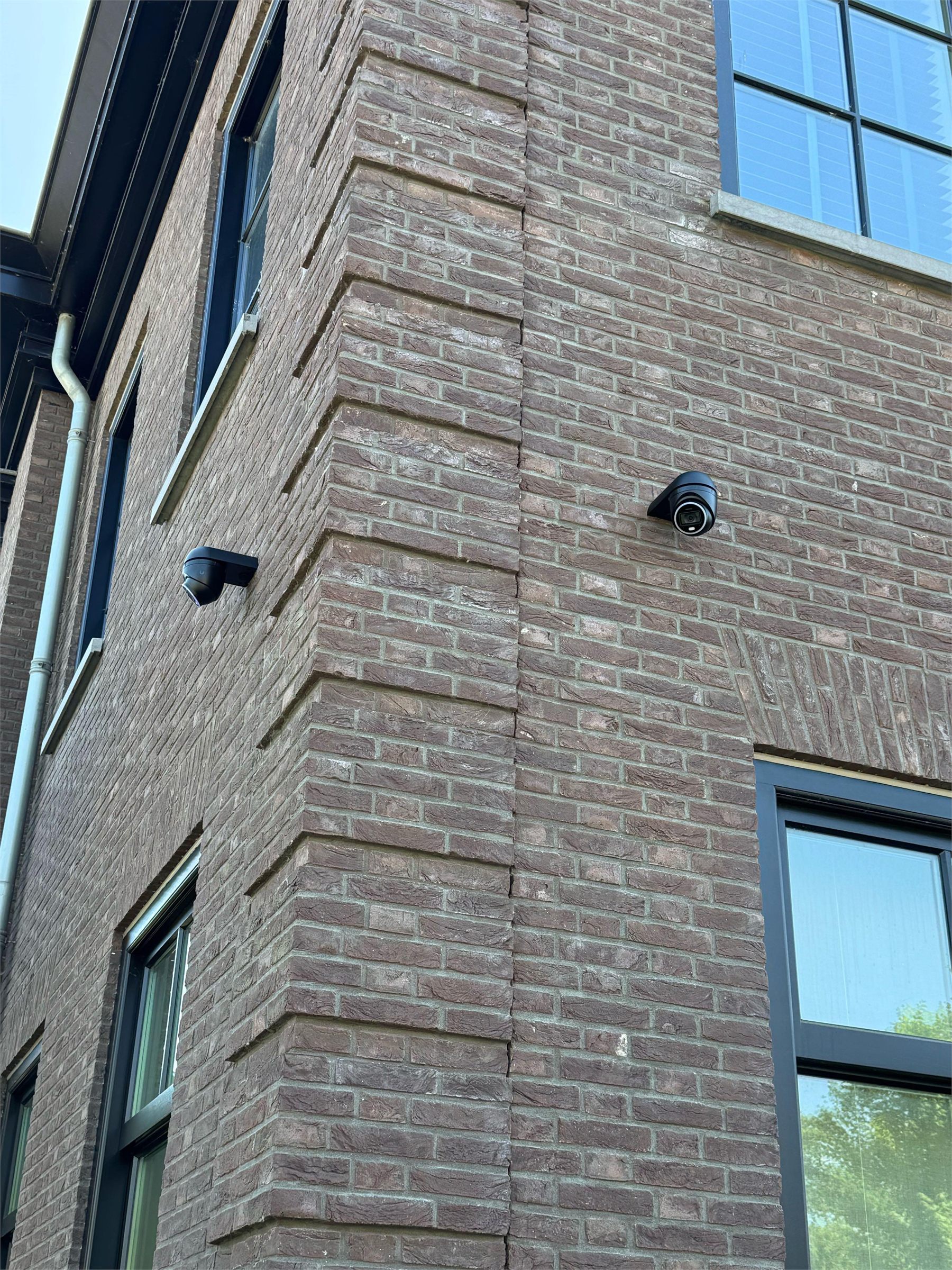 Meerdere beveiligingscameras aan de gevel van een bedrijfsgebouw.