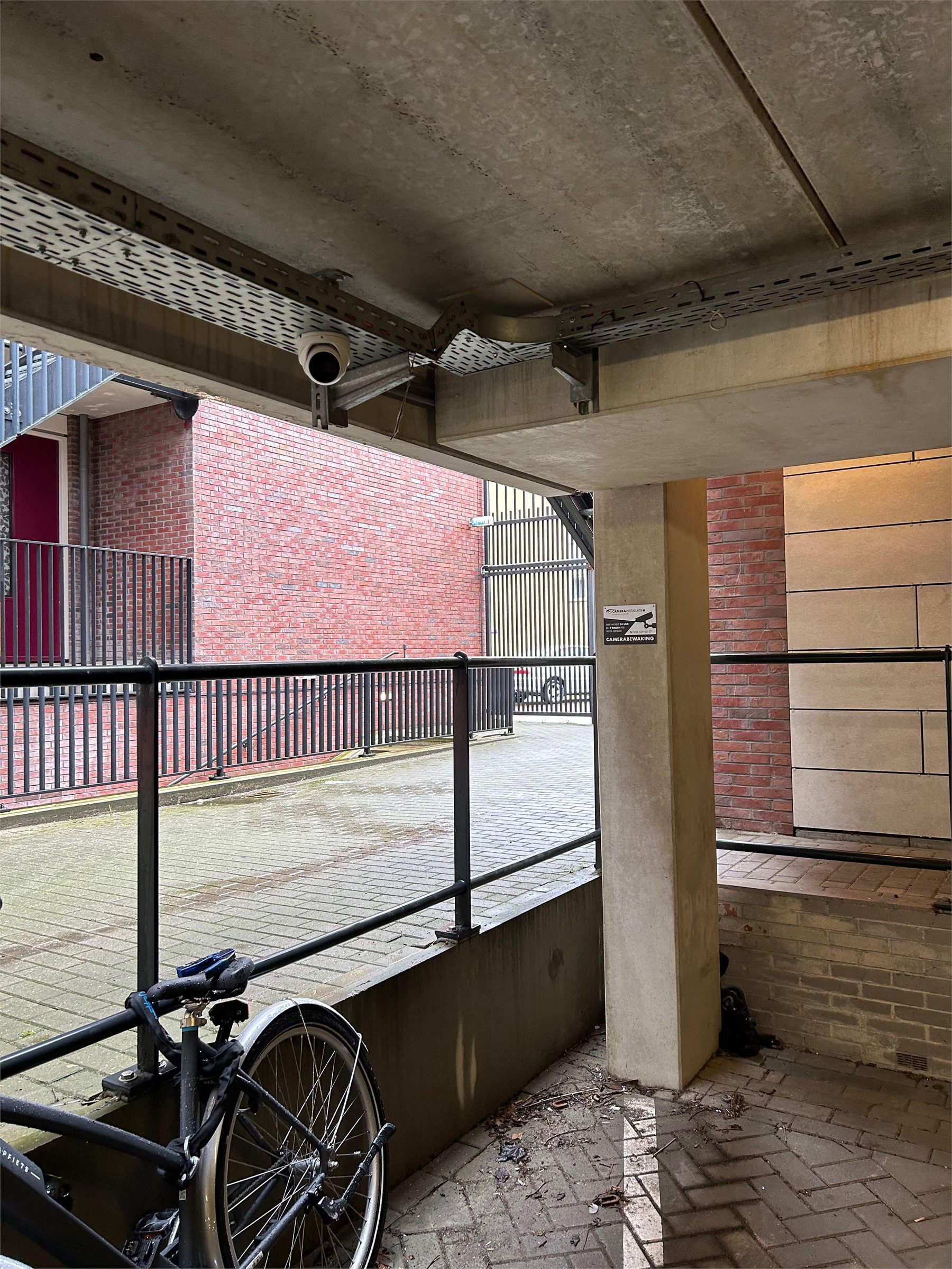 Beveiligingscamera in een overdekte fietsenstalling.