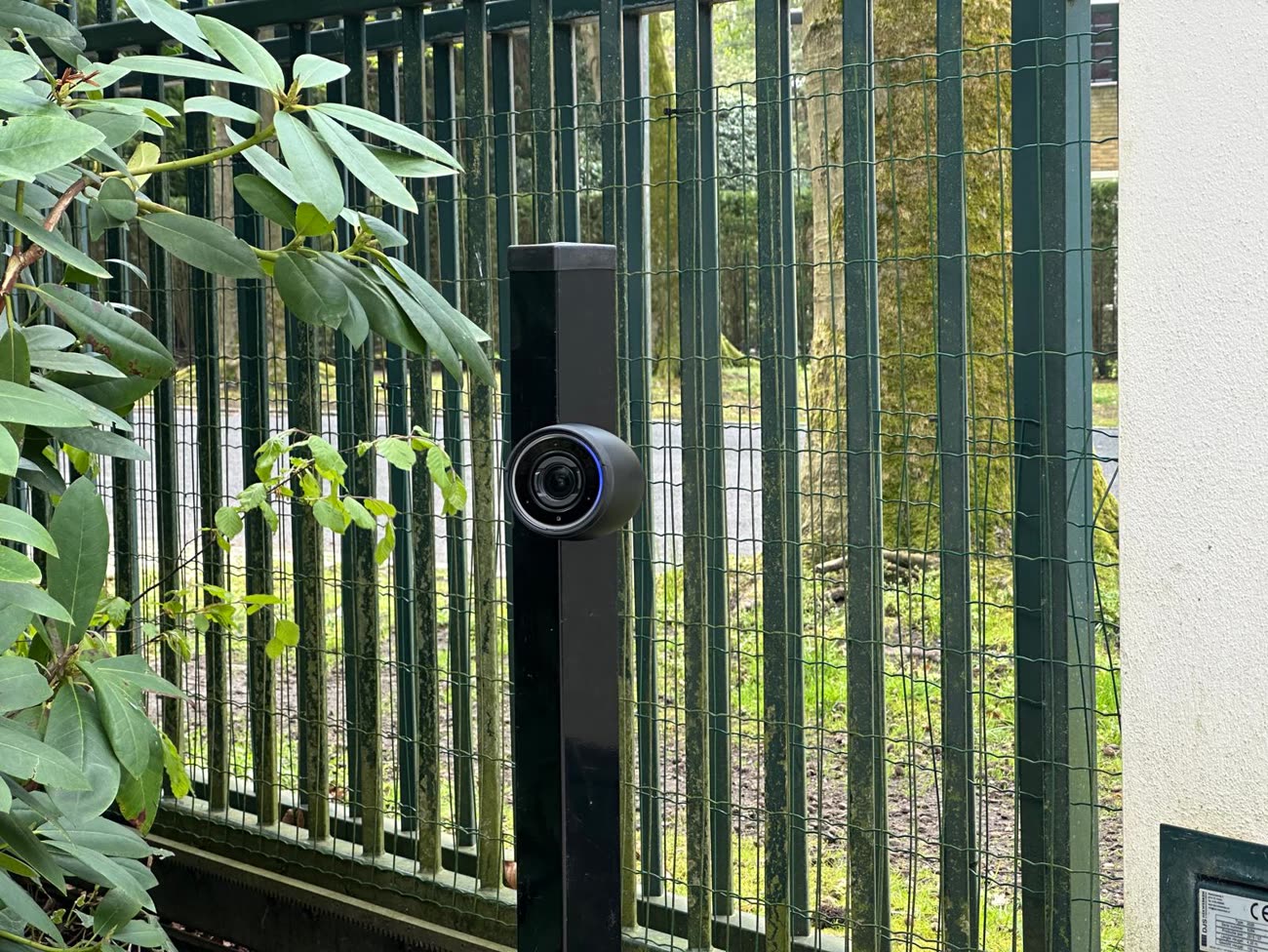 Camerapaal langs het hekwerk met de grondkabel ernaartoe.