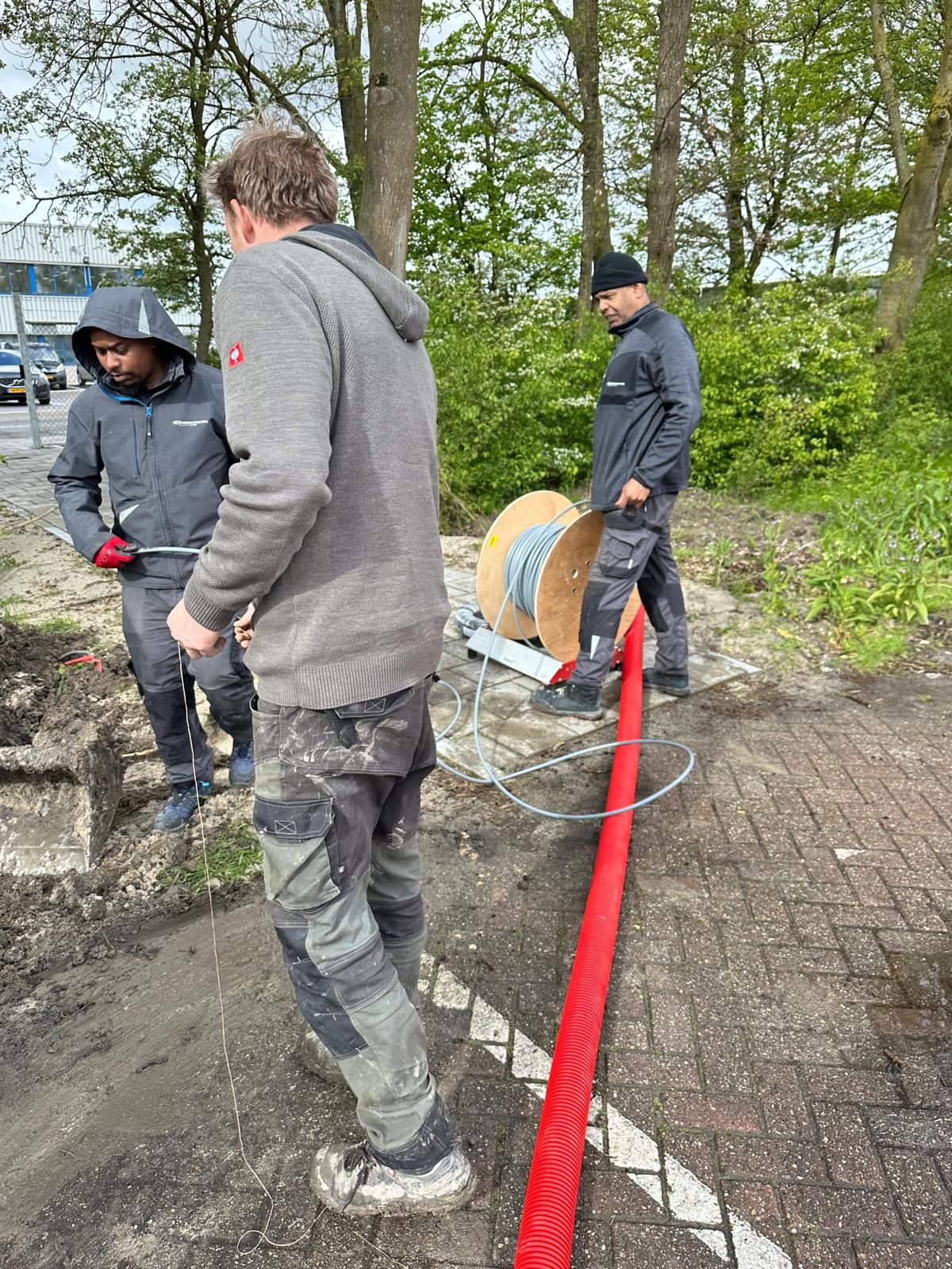 Glasvezel- en UTP-kabels die samen worden gelegd voor een camerasysteem.