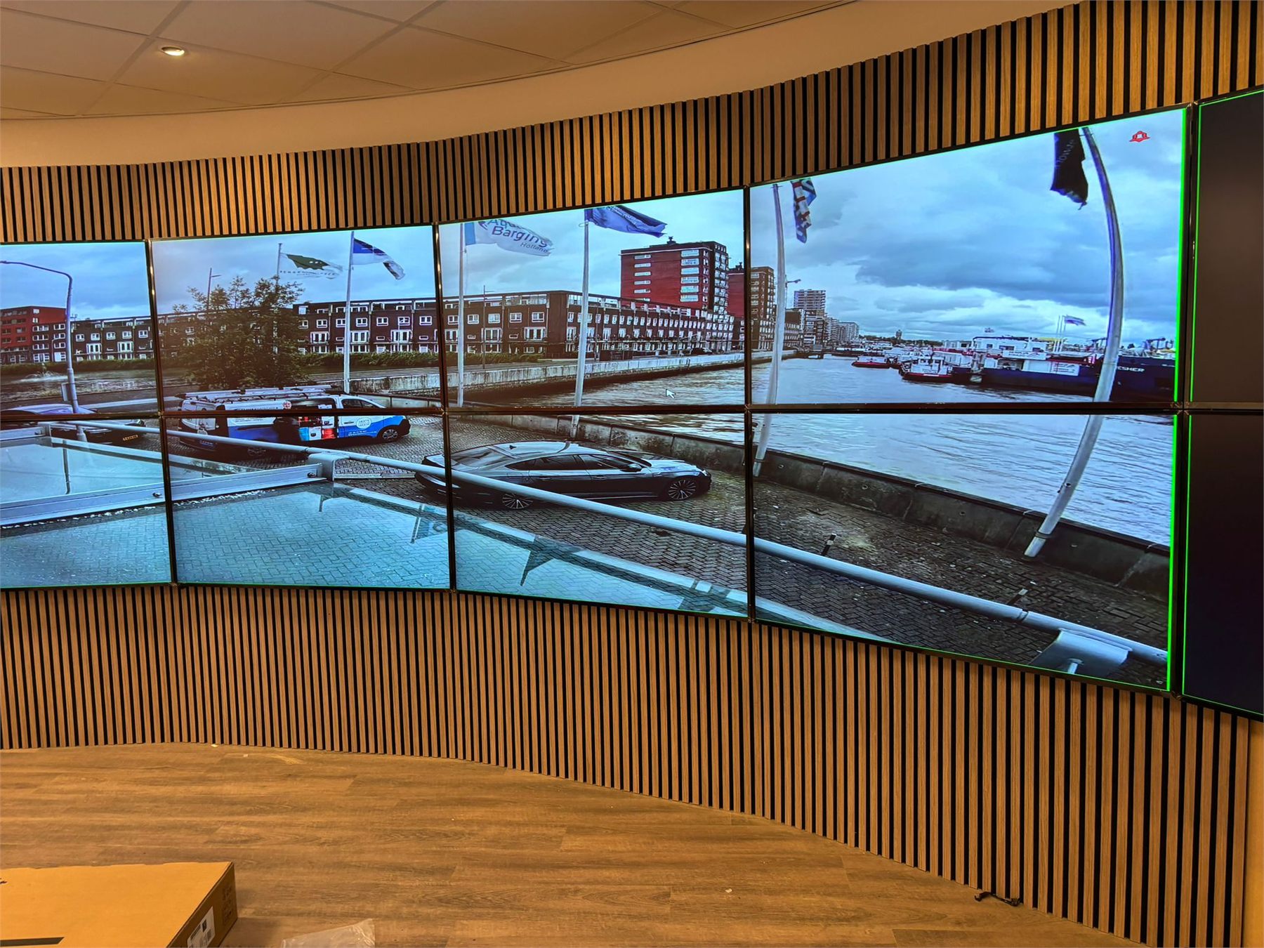 Grote videowall met live camerabeelden in een controlekamer.