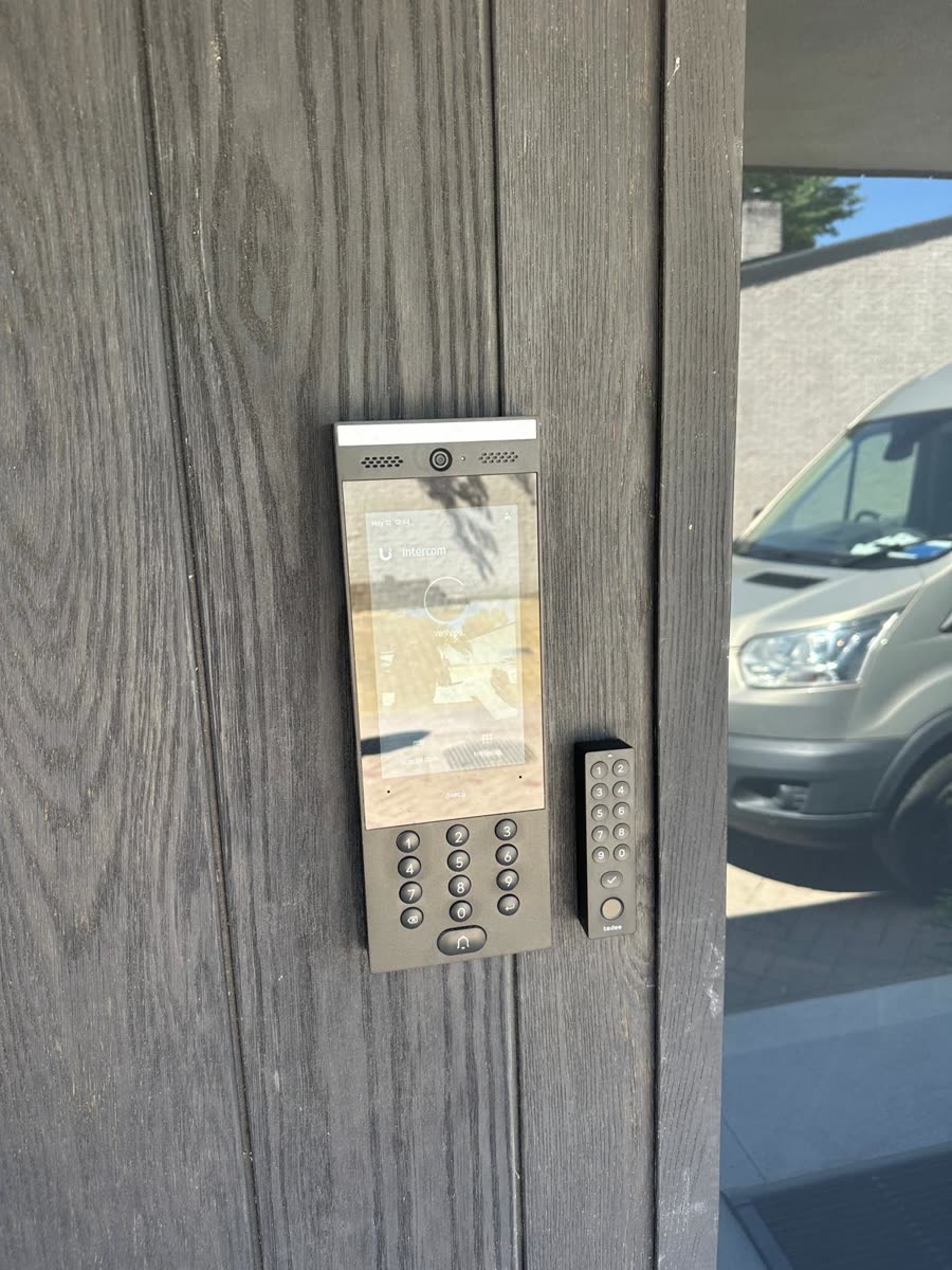 Keypad met slim slot op een houten voordeur.