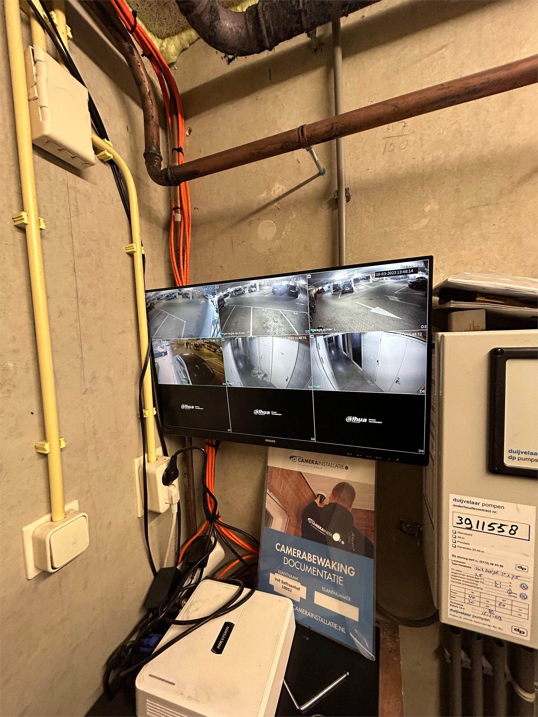 Monitor en recorder van een camerasysteem in een schoolgebouw.