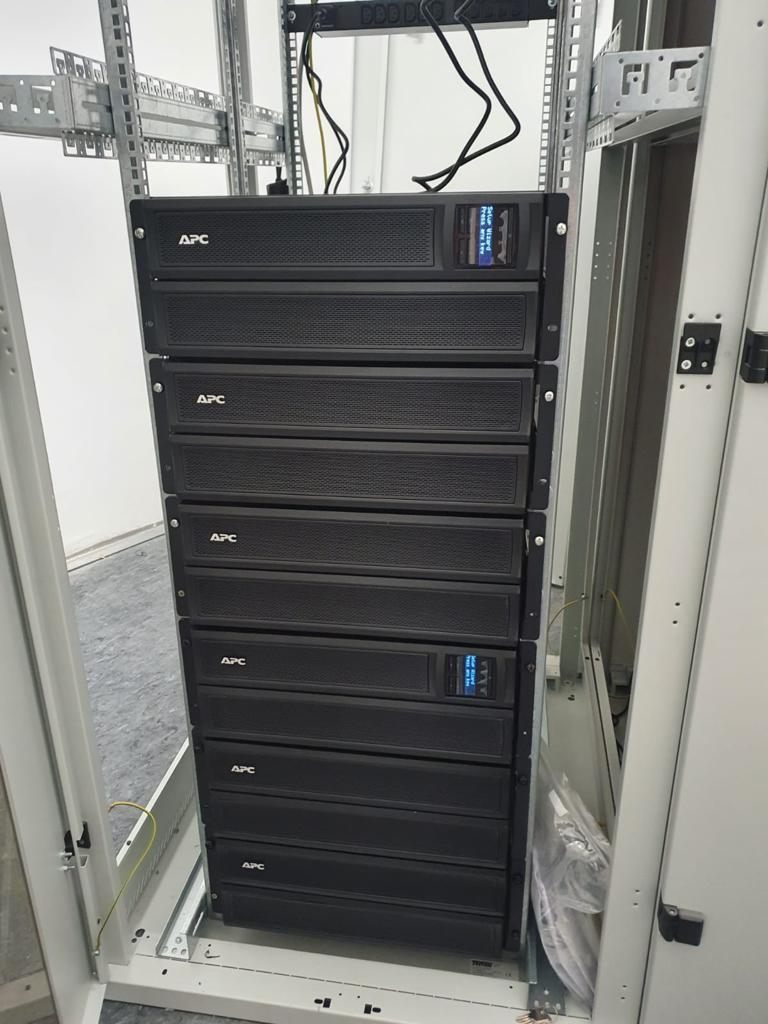 Serverkast met opnameapparatuur voor een camerasysteem.