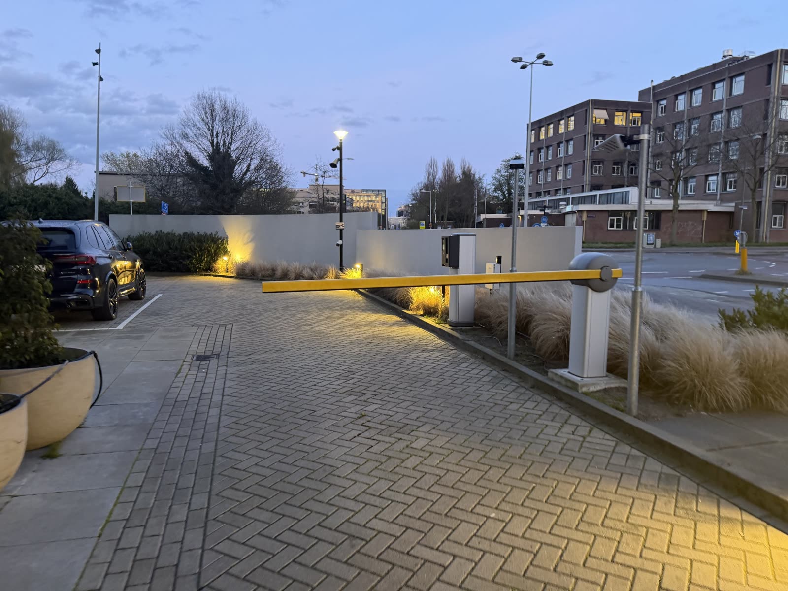 Slagboom en camerabewaking op het parkeerterrein van een hotel.