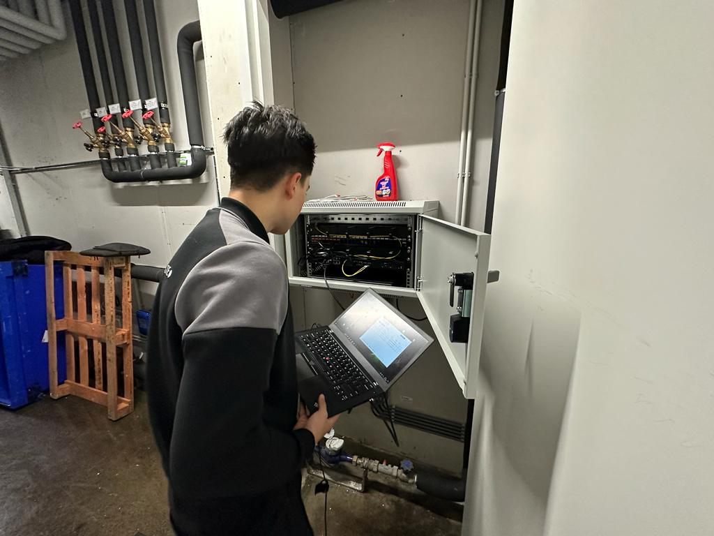 Technicus configureert een serverkast met een laptop.