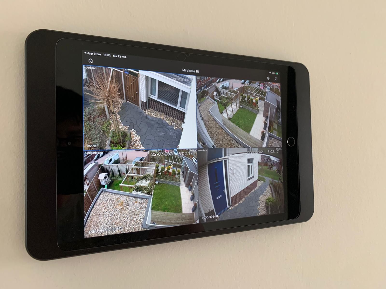 Touchscreen met live camerabeelden van een woning.