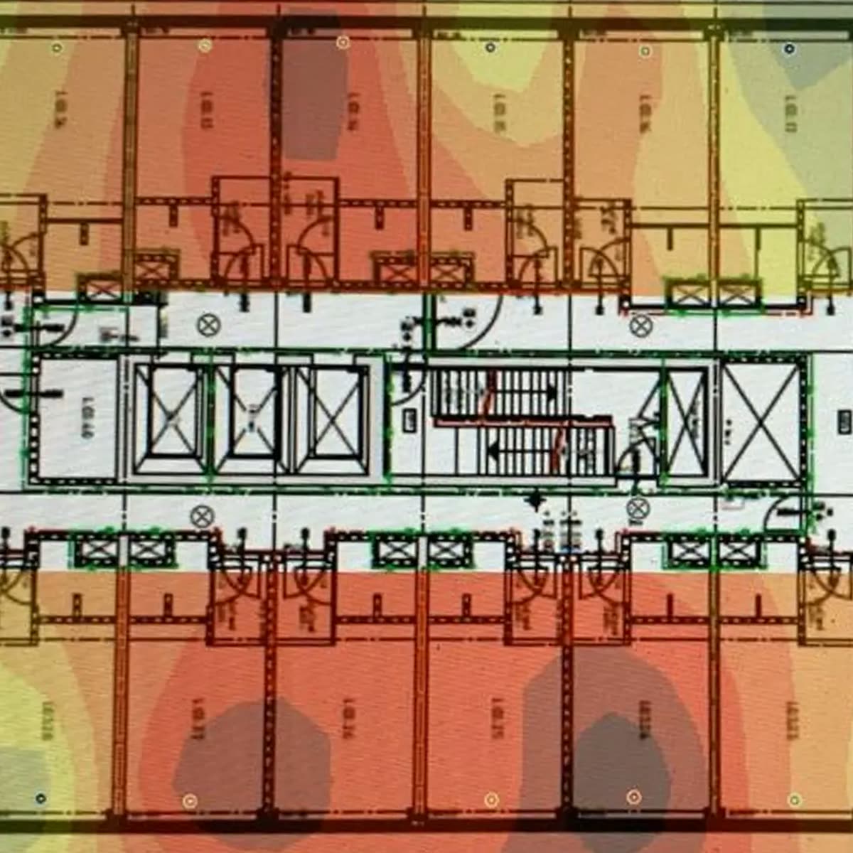 Wifi-dekkingsmeting over de plattegrond van een bedrijfspand, met dekking in kleur per ruimte.