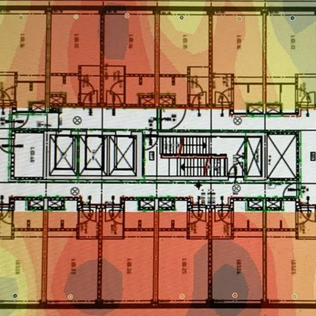 Wifi-heatmap over de plattegrond van een verdieping: goede dekking in de middengang, zwakke dekking in de kantoren daaromheen.