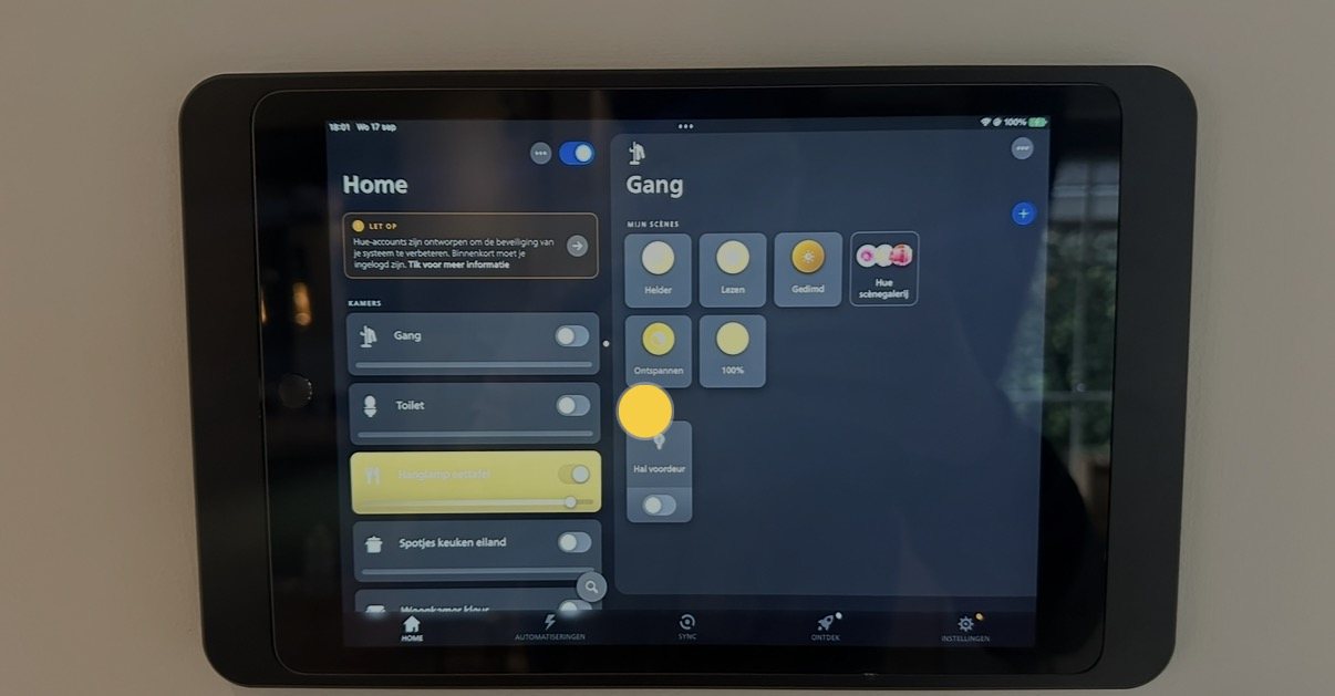 Tablet aan de wand met de verlichting per ruimte en scenes zoals helder, lezen en gedimd.
